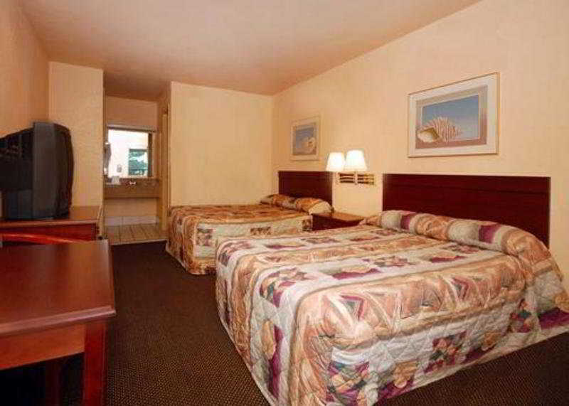 Econo Lodge Inn & Suites I-64 & Us 13 Virginia Beach Room photo